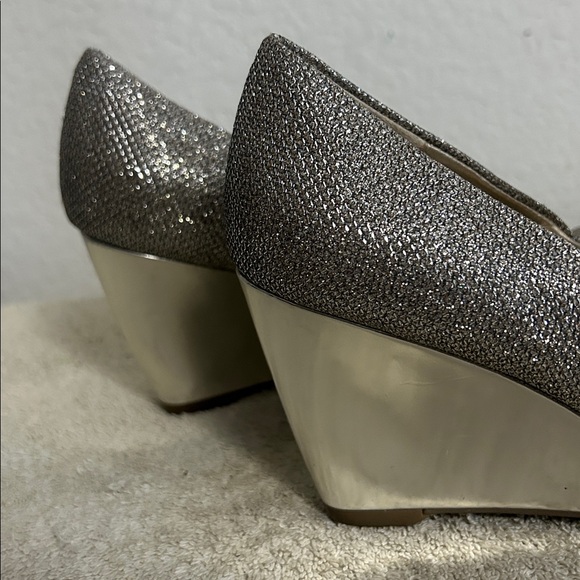 Bandolino metallic Size 7 M sparkles silver bow round toe wedge heels shoes - Picture 11 of 12